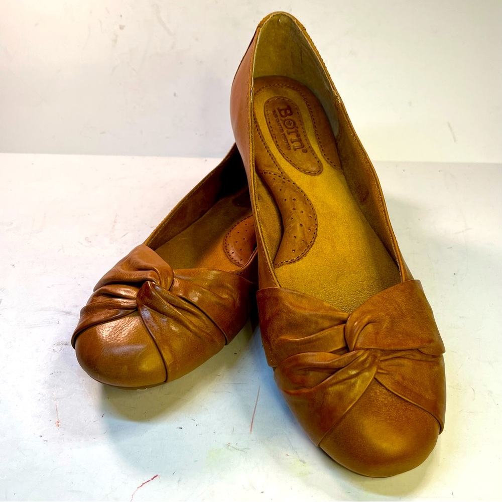 Born leather round toed flat